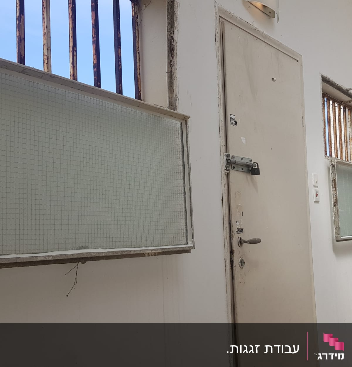 חלונות זכוכית עם רשת מתכת במסגרת מתכתית